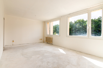 obývací pokoj - Prodej bytu 1+kk v družstevním vlastnictví 33 m², Kladno