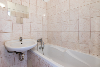koupelna - Prodej bytu 1+kk v družstevním vlastnictví 33 m², Kladno
