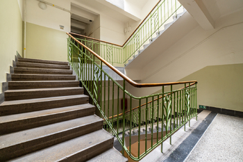 Schodiště - Pronájem bytu 3+kk v osobním vlastnictví 61 m², Praha 8 - Libeň