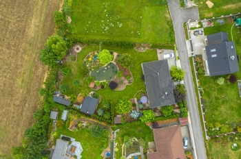 pohled na celou nemovitost z výšky - Prodej domu 118 m², Sedlčany