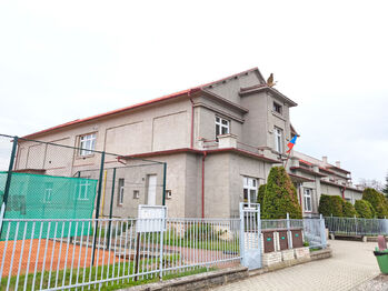 Pohled na byt z ulice. Bytová jednotka se nachází v budově T. J. Sokol, 1. nadzemní podlaží. - Pronájem bytu 2+kk v osobním vlastnictví 34 m², Kostelec nad Labem 