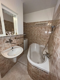 Koupelna s vanou - Pronájem bytu 1+1 v družstevním vlastnictví 40 m², Praha 4 - Lhotka