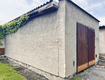 Vada/ prasklina z vnější strany - Prodej garáže 27 m², Nová Role