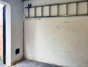 Detail vady - prasklina - Prodej garáže 27 m², Nová Role