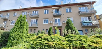 Pohled na dům ze zadní části  - Pronájem bytu 2+kk v osobním vlastnictví 47 m², Bučovice