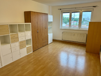 Větší pokoj  - Pronájem bytu 3+kk v osobním vlastnictví 73 m², Benešov