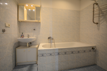 Koupelna - Prodej bytu 3+1 v družstevním vlastnictví 99 m², Hradec Králové