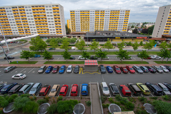 Pohled z lodžie směr ulice - Prodej bytu 3+1 v družstevním vlastnictví 99 m², Hradec Králové