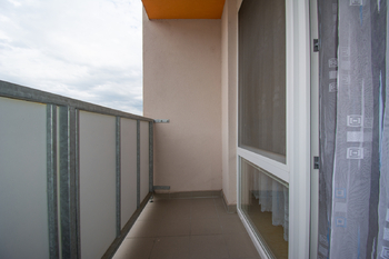 Lodžie směr ulice - Prodej bytu 3+1 v družstevním vlastnictví 99 m², Hradec Králové