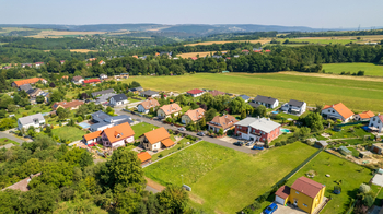 Pohled na pozemek - Prodej pozemku 930 m², Svinaře