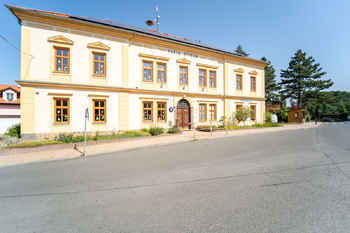 Místní škola a obchod - Prodej pozemku 930 m², Svinaře