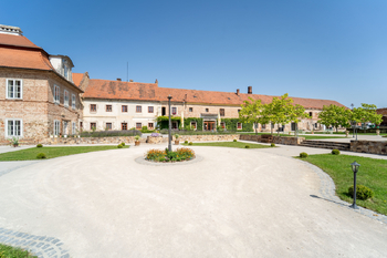 Zámek Svinaře s restaurací - Prodej pozemku 930 m², Svinaře