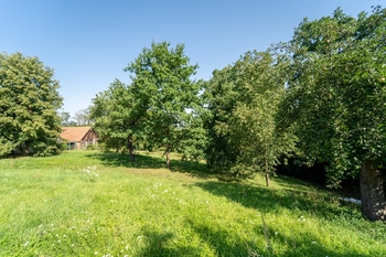 Pohled na pozemek - Prodej pozemku 1774 m², Svinaře