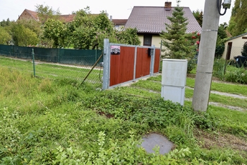 Sítě na hranici pozemku - Prodej pozemku 1774 m², Svinaře