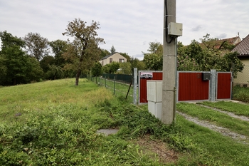 Sítě na hranici pozemku - Prodej pozemku 1774 m², Svinaře