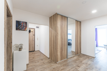 Spojovací chodba - Prodej bytu 3+1 v osobním vlastnictví 78 m², Praha 4 - Modřany