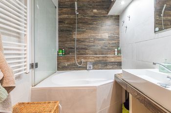 Koupelna - Prodej bytu 3+1 v osobním vlastnictví 78 m², Praha 4 - Modřany