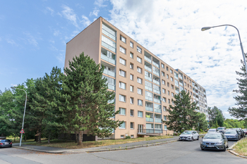 Pohled na dům - Prodej bytu 3+1 v osobním vlastnictví 78 m², Praha 4 - Modřany