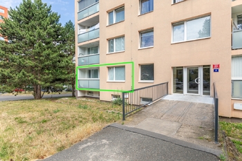 Pohled na vchod a byt - Prodej bytu 3+1 v osobním vlastnictví 78 m², Praha 4 - Modřany