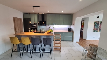 Pohled z obýváku na kuchyňskou linku  - Prodej domu 150 m², Sedlice