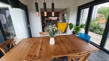 V zimní zahradě je veliký a prostorný jídelní stůl  - Prodej domu 150 m², Sedlice