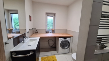 Koupelna v přízemí, kde je sprchový kout, umyvadlo a místo pro pračku  - Prodej domu 150 m², Sedlice