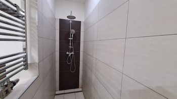 Pohled na sprchový kout v koupelně v přízemí - Prodej domu 150 m², Sedlice