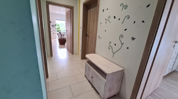 Chodba je světlá a na podlaze je  dlažba - Prodej domu 150 m², Sedlice