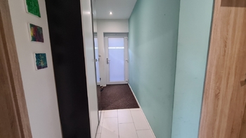Pohled na vstupní dveře do domu.  - Prodej domu 150 m², Sedlice