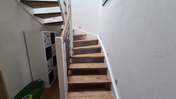 Schodiště vedoucí do patra, kde se nachází ložnice se soukromou koupenou s vanou a šatna - Prodej domu 150 m², Sedlice