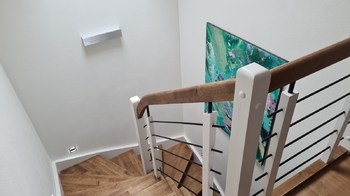 Pohled na dřevěné schodiště  - Prodej domu 150 m², Sedlice