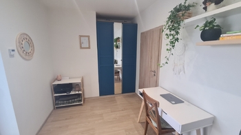 V pracovně je místo pro psací stůl i úložné prostory - Prodej domu 150 m², Sedlice