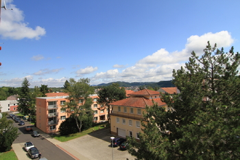 Výhled z lodžie - Prodej bytu 4+1 v osobním vlastnictví 85 m², Karlovy Vary