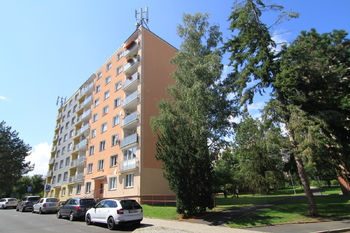Pohled na dům z přední části - Prodej bytu 4+1 v osobním vlastnictví 85 m², Karlovy Vary