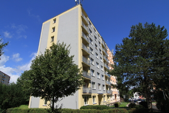 Pohled na dům z přední části domu - Prodej bytu 4+1 v osobním vlastnictví 85 m², Karlovy Vary