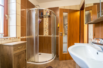 Koupelna přízemí - Prodej domu 130 m², Plzeň