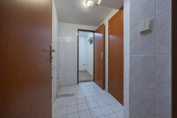 Přístupová chodba k S1,S2 - Prodej obchodních prostor 66 m², Praha 7 - Holešovice