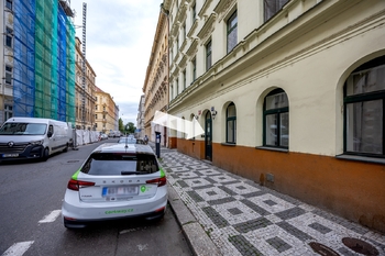 Vstup do domu - Prodej obchodních prostor 66 m², Praha 7 - Holešovice