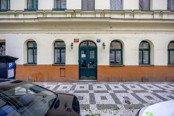 Vstup do domu - Prodej obchodních prostor 66 m², Praha 7 - Holešovice