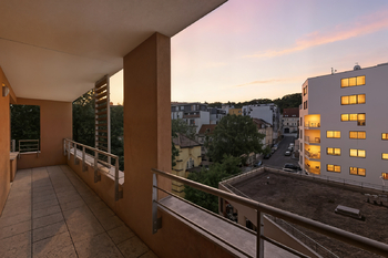 noční výhled z lodžie - Pronájem bytu 2+kk v osobním vlastnictví 65 m², Praha 5 - Košíře