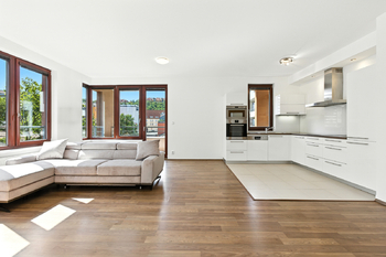 celkový pohled na obývací pokoj - Pronájem bytu 2+kk v osobním vlastnictví 65 m², Praha 5 - Košíře
