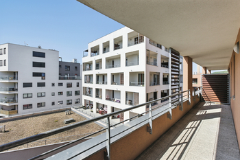 prostorná lodžie - Pronájem bytu 2+kk v osobním vlastnictví 65 m², Praha 5 - Košíře