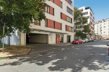 vjezd do garáže - Pronájem bytu 2+kk v osobním vlastnictví 65 m², Praha 5 - Košíře