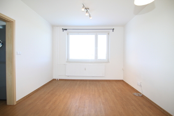 obývací pokoj vedle kuchyně - Prodej bytu 3+1 v osobním vlastnictví 74 m², Karlovy Vary