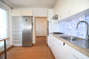 kuchyň středem bytu - Prodej bytu 3+1 v osobním vlastnictví 74 m², Karlovy Vary