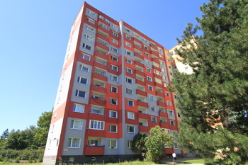 pohled na dům - Prodej bytu 3+1 v osobním vlastnictví 74 m², Karlovy Vary 