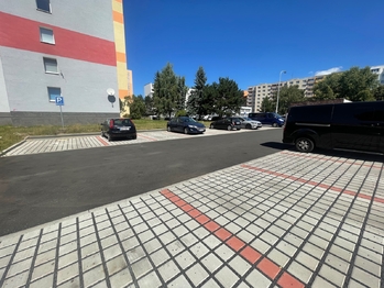 parkoviště u domu - Prodej bytu 3+1 v osobním vlastnictví 74 m², Karlovy Vary