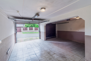 Dvougaráž k dispozici - Pronájem domu 249 m², Praha 4 - Libuš