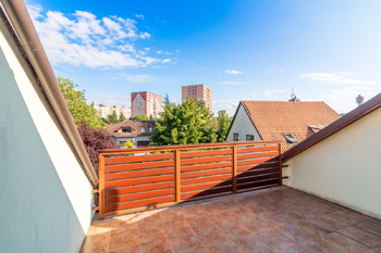 Terasa v podkroví - Pronájem domu 249 m², Praha 4 - Libuš