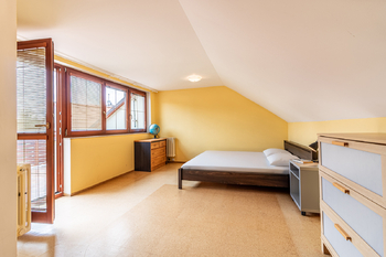 Ložnice v podkroví - Pronájem domu 249 m², Praha 4 - Libuš
